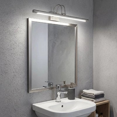 Applique murale salle de bain argenté au dessus miroire contour argenté