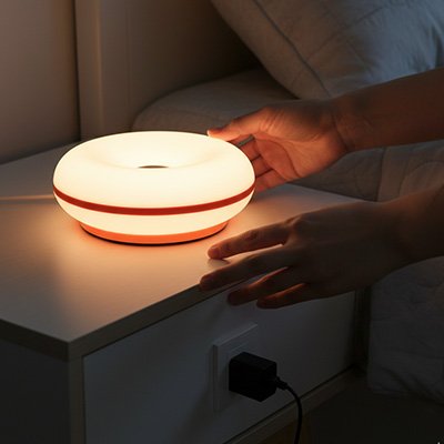 Lampe de chevet design personne qui l'allume