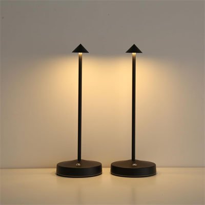 Lampe de table noir cote à cote sur un bureau