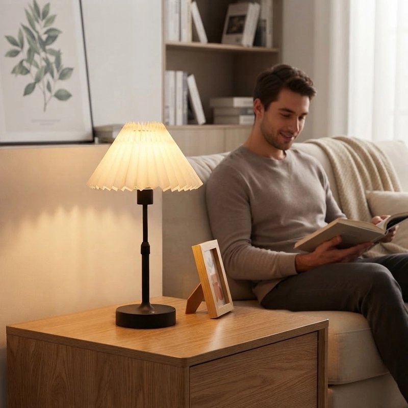 Lampe de table noir sur table salon, homme lit un livre
