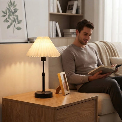 Lampe de table noir sur table salon, homme lit un livre