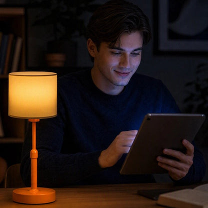 Lampe de table orange homme sur bureau