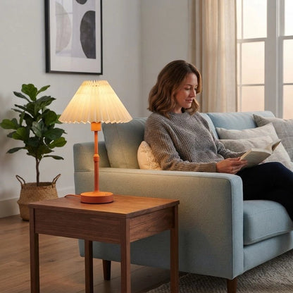 Lampe de table orange,femme lisant un livre